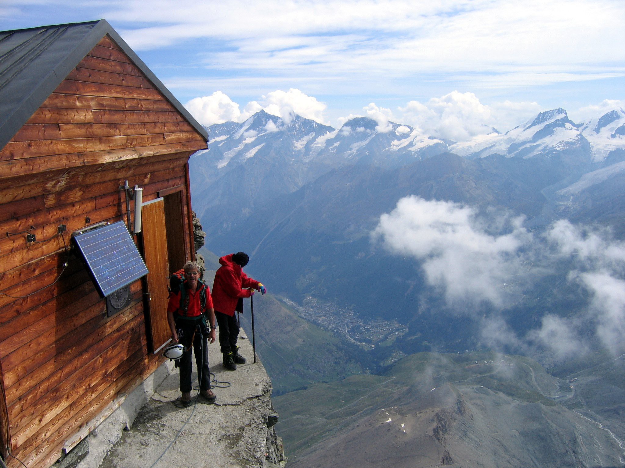 Приспособления для жизни в горах. Хижина Сольве Швейцария. Хижина Сольве на горе Маттерхорн. Церматт Швейцария высота. Солвей хат Высокогорная Хижина.
